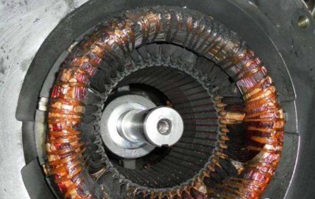 圖為西瑪電機售后拆開的冒煙電機內(nèi)部照片 圖為西瑪電機售后拆開的冒煙電機內(nèi)部照片